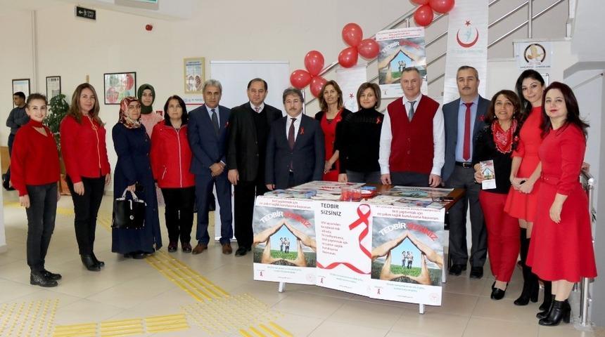 1 Aralık &lsquo;D&uuml;nya AİDS G&uuml;n&uuml;&rsquo;nde Farkındalık Standı A&ccedil;ıldı