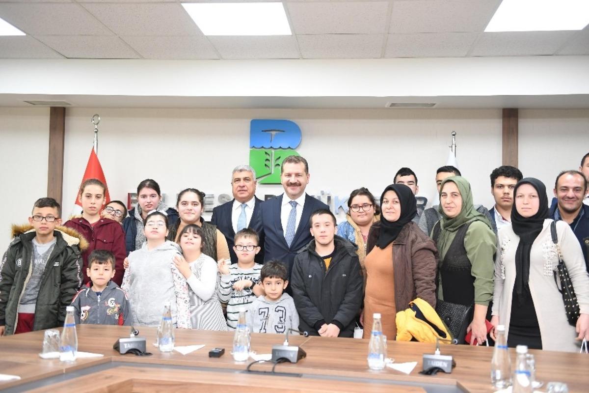 Başkan Yılmaz &ouml;zel &ccedil;ocukları ağırladı