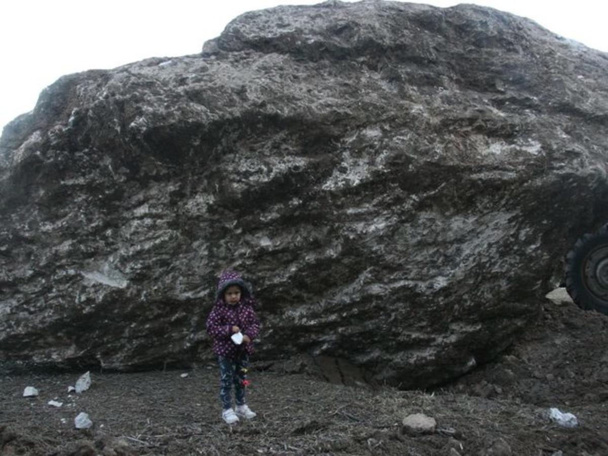 Denizli'de devasa kaya mahallenin &uuml;zerine yuvarlandı