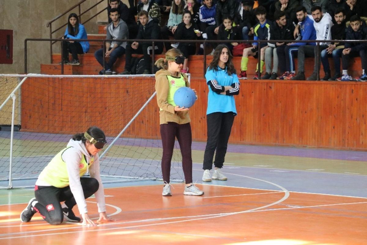 Farkındalık oluşturmak i&ccedil;in g&ouml;z bandı takıp, engellilere sahaya &ccedil;ıktılar.