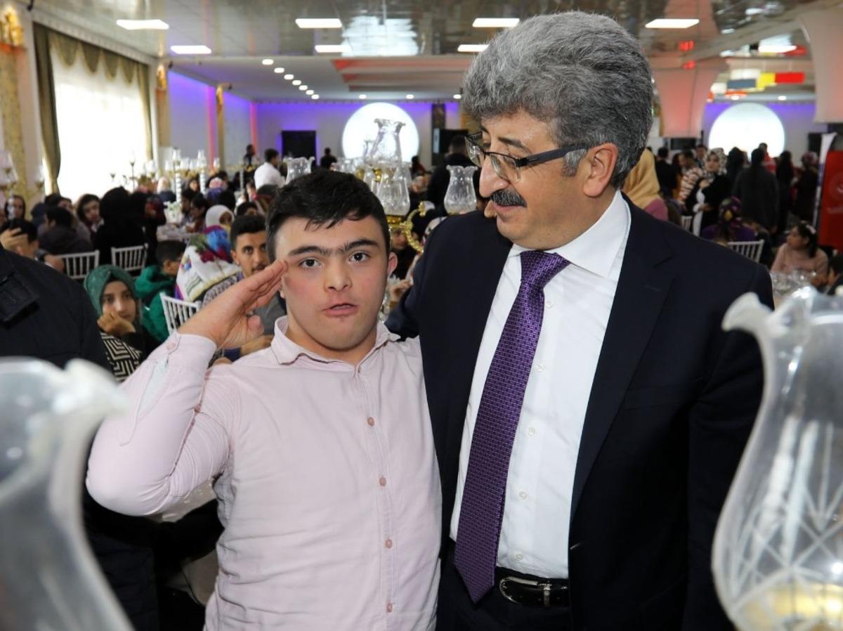 Van B&uuml;y&uuml;kşehir Belediyesinden engellilere yemek