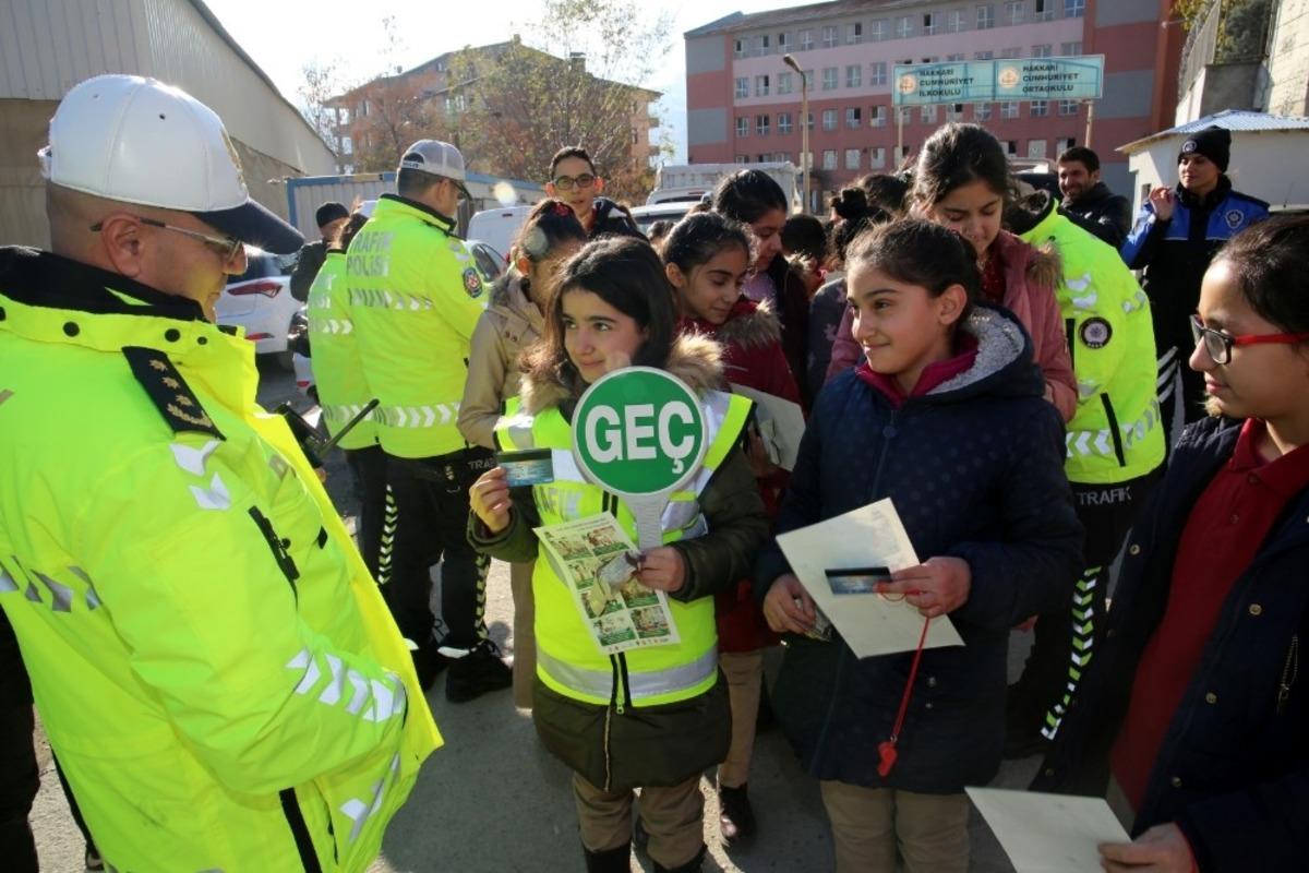 Hakkari&rsquo;deki &ouml;ğrencilere trafik eğitimi