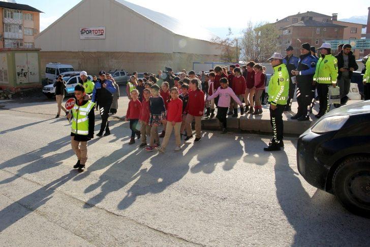 Hakkari’deki öğrencilere trafik eğitimi G2