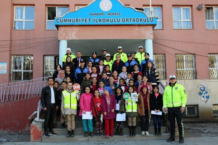 Hakkari’deki öğrencilere trafik eğitimi G3