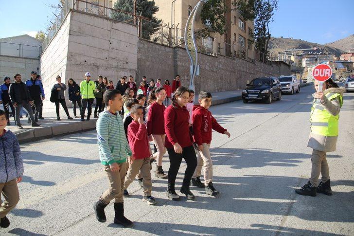 Hakkari’deki öğrencilere trafik eğitimi G4