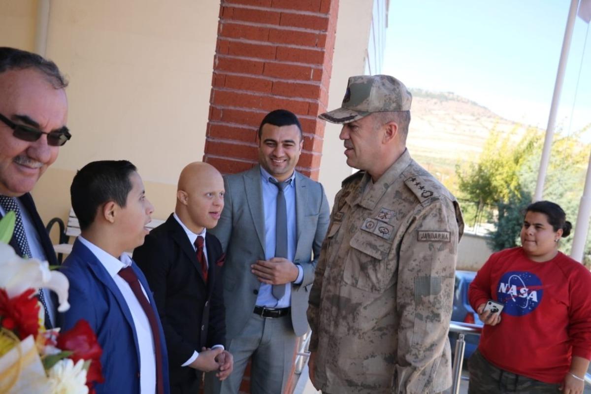 &Ouml;zel &Ccedil;ocuklara anlamlı ziyaret