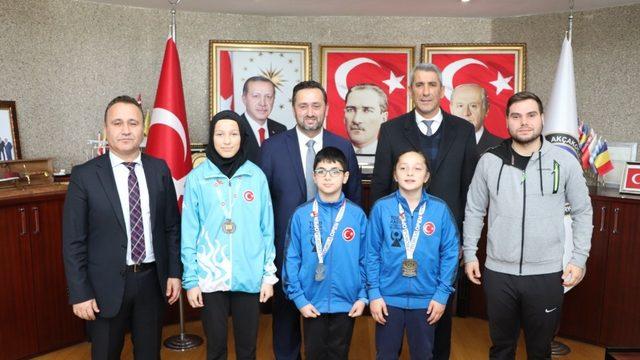 Başkan Yanmaz’dan Derece’ye Giren Sporculara Çeyrek Altın