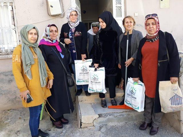 TOGEM’li  kadınlar yaşlı kadının evini temizledi