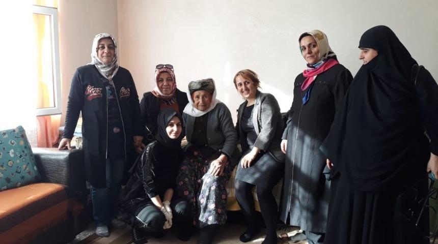 TOGEM’li  kadınlar yaşlı kadının evini temizledi