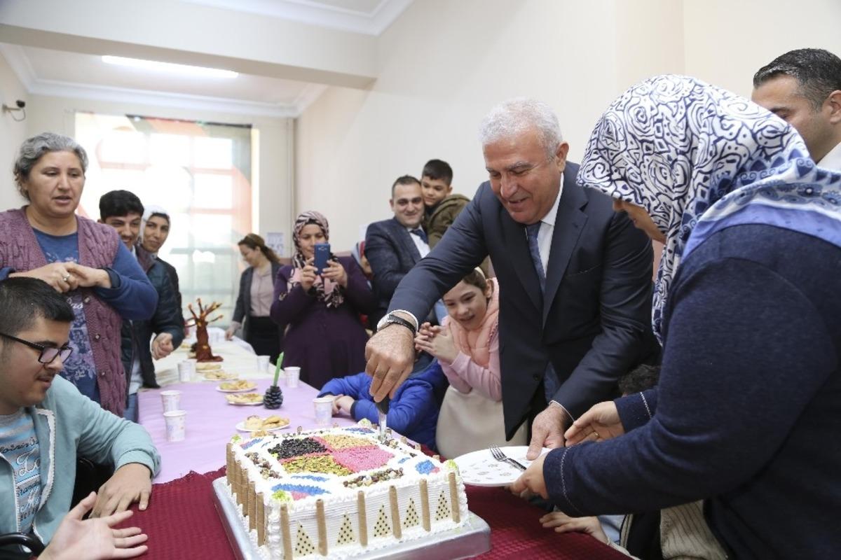 Başkan Atay engelli &ccedil;ocuklarla bir araya geldi