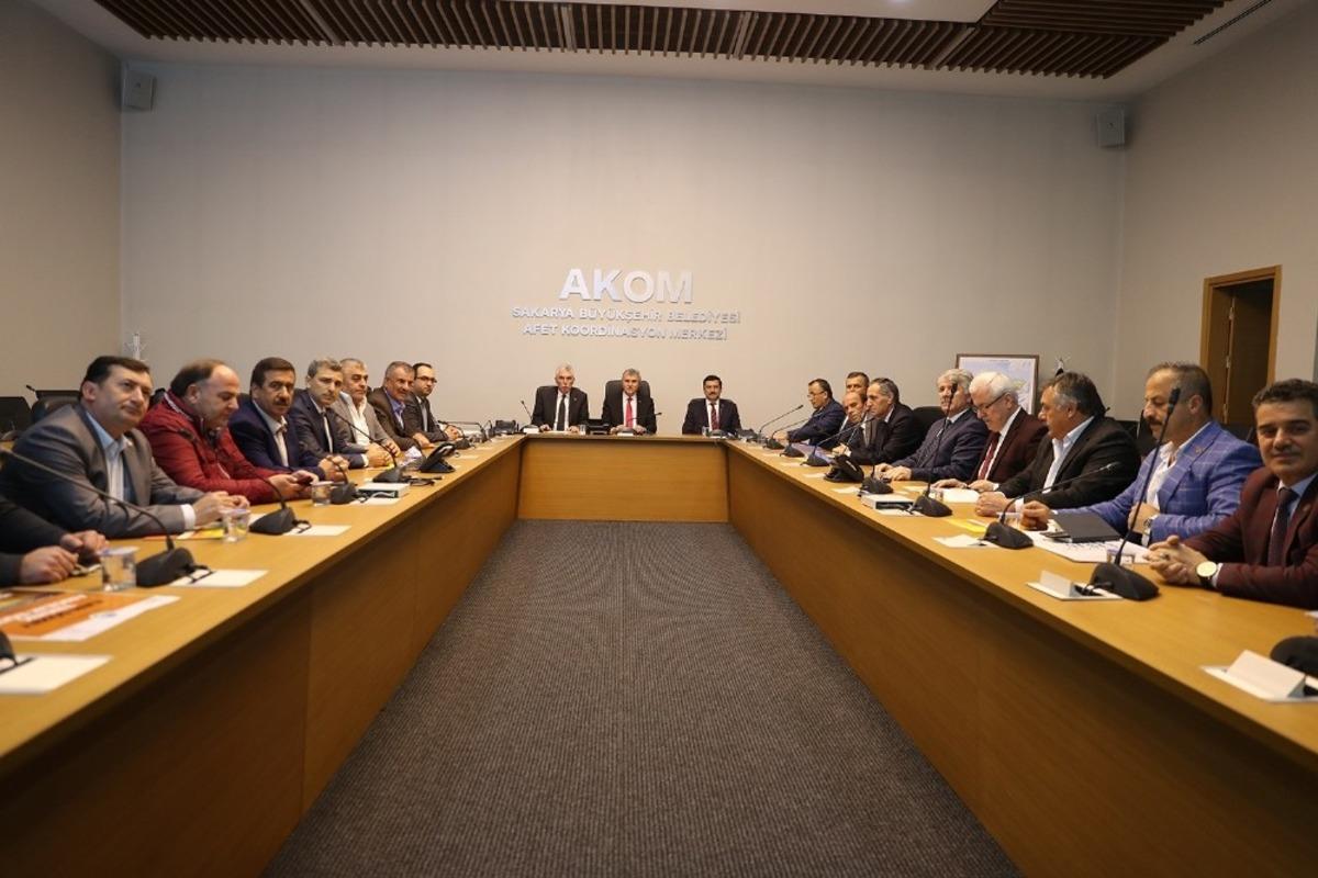 Başkan Y&uuml;ce, AKOM&rsquo;da muhtarlar ile bir araya geldi