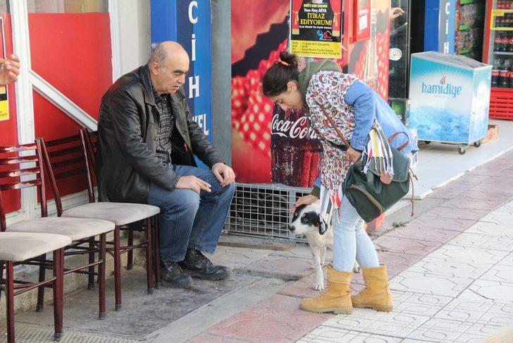 Ölen sahibinin 6 aydır bu kapıdan çıkmasını bekliyor G4