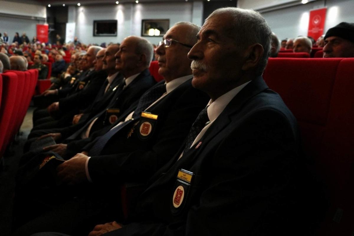 Manisalı Kıbrıs gazilerine madalya t&ouml;reni