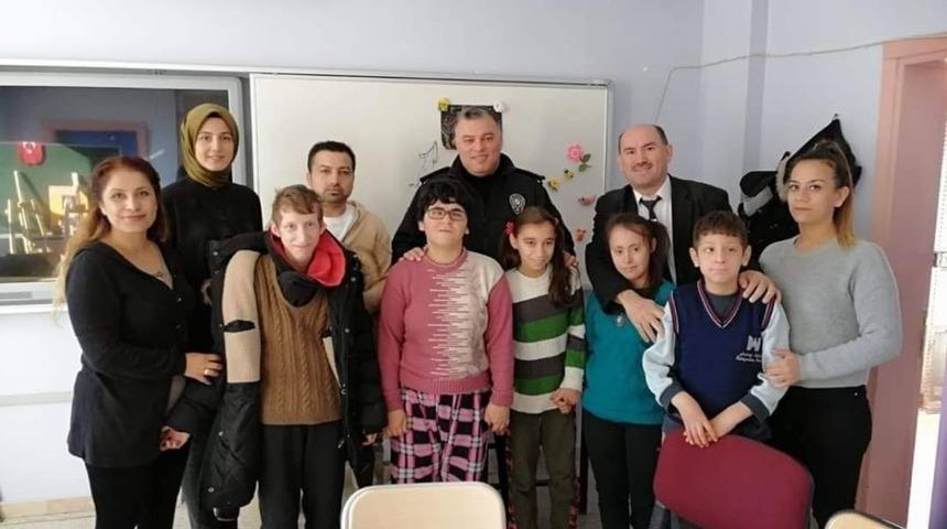 Bolvadin İl&ccedil;e Emniyet M&uuml;d&uuml;r&uuml; Ahmet G&uuml;rfidan engelli bireylerle bir araya geldi