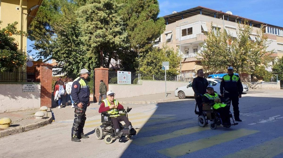 Engelli &ouml;ğrenci g&ouml;zleri g&ouml;rmeyen &ouml;ğretmenine g&ouml;z oldu