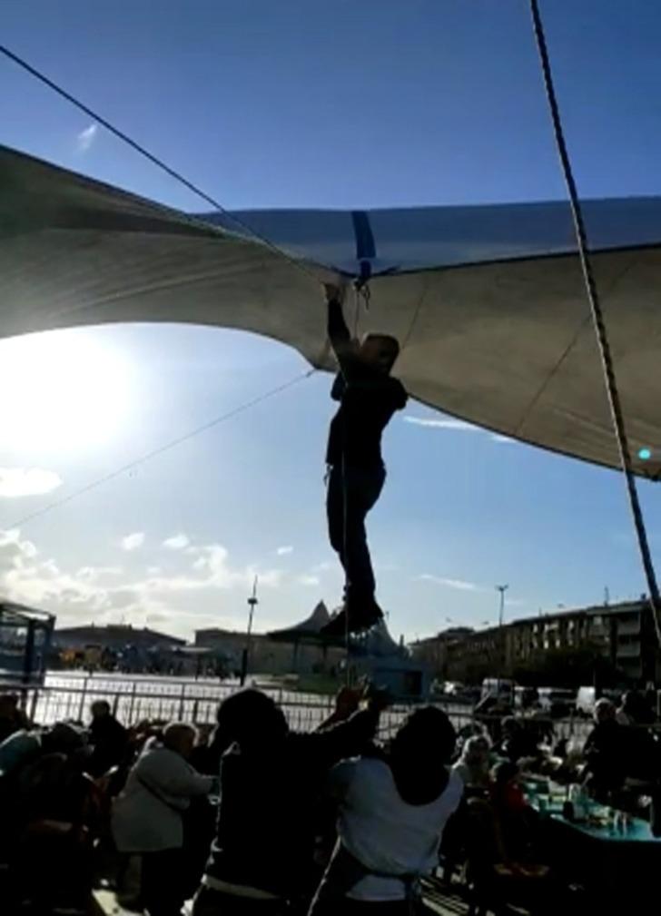Kadıköy’de çadırla beraber uçan pazarcı o anları anlattı G2