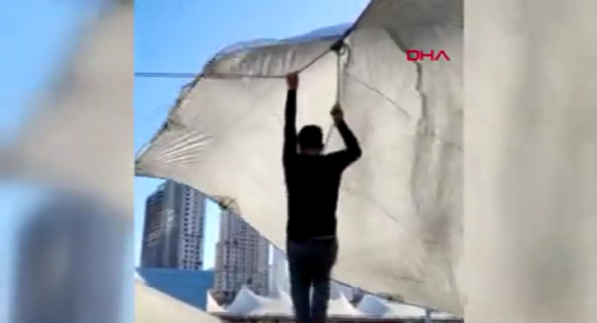 Kadık&ouml;y&rsquo;de &ccedil;adırla beraber u&ccedil;an pazarcı o anları anlattı