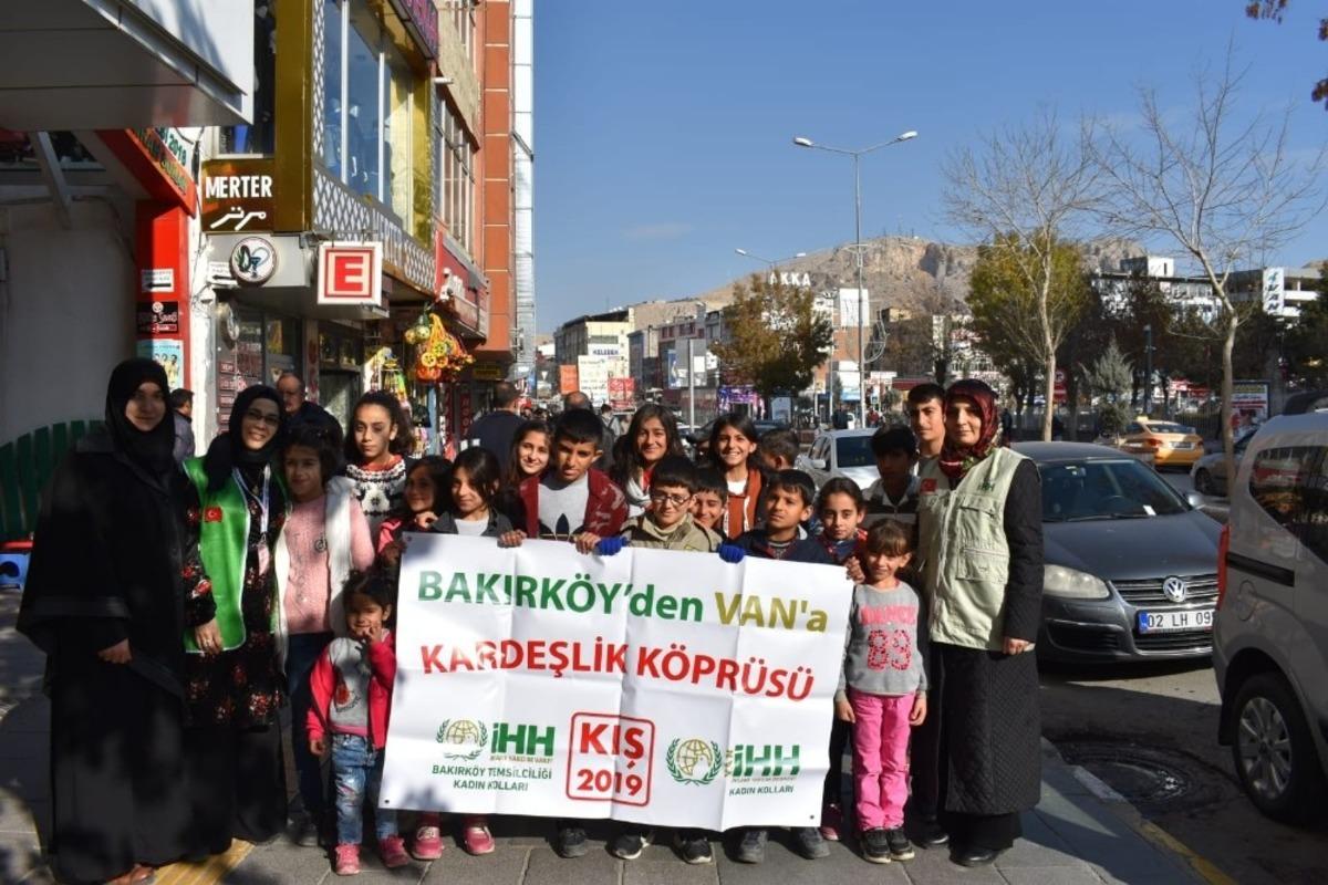 Van&rsquo;da 106 &ccedil;ocuğun y&uuml;z&uuml; kışlık giysilerle g&uuml;ld&uuml;