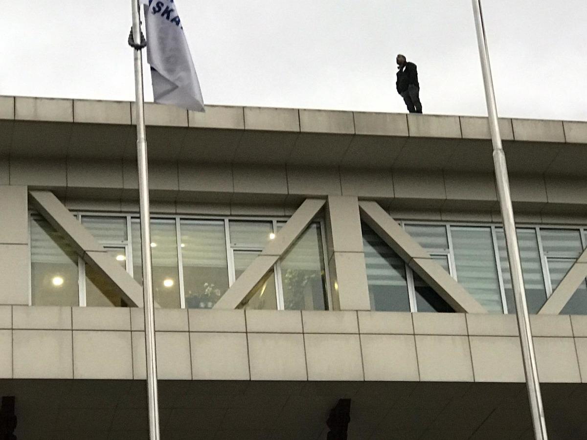 Vatan Caddesi'nde intihar girişimi! &Ccedil;ok sayıda ekip sevk edildi