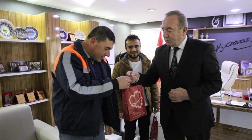 Başkan Şahiner&rsquo;den engelli personeline jest