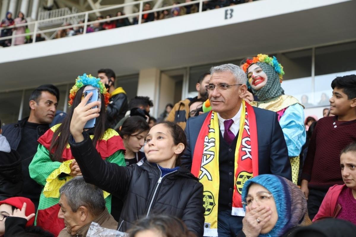 Başkan G&uuml;der kupa ma&ccedil;ını &ouml;zel &ccedil;ocuklarla birlikte izledi