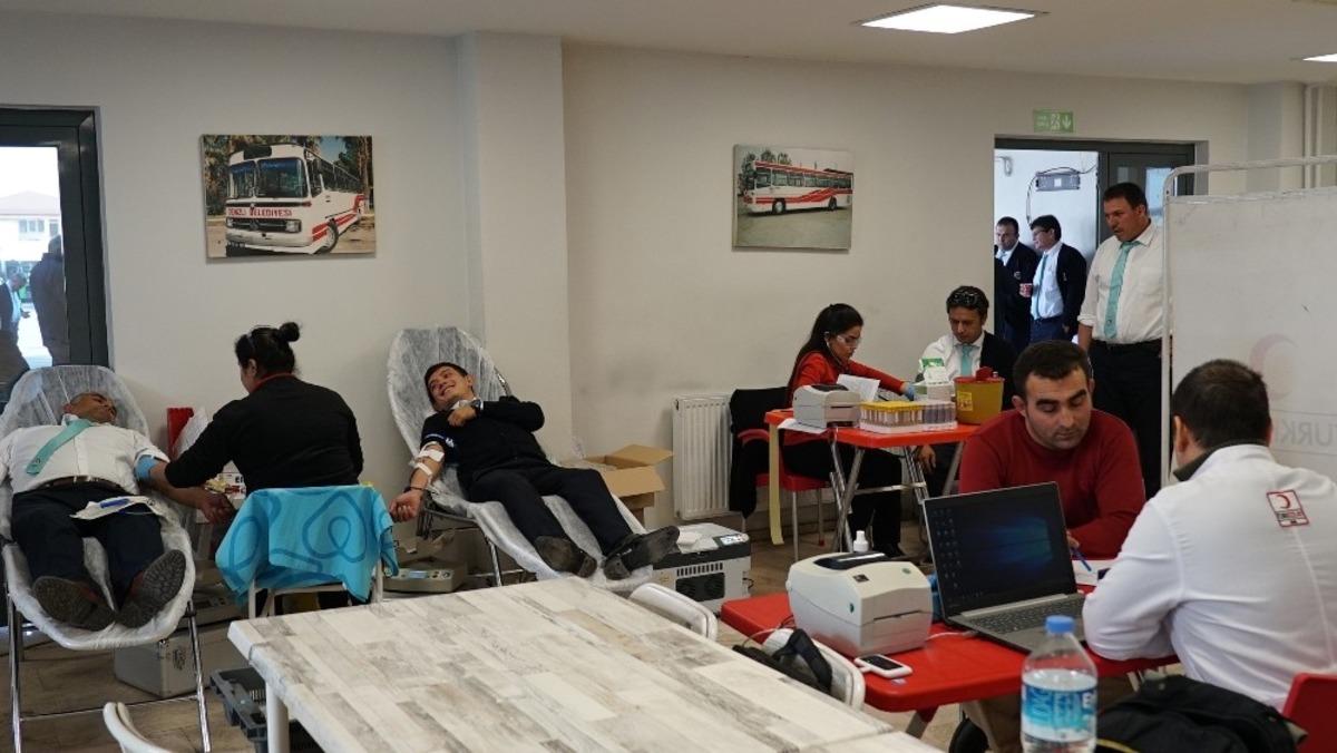 Halk otob&uuml;s&uuml; şof&ouml;rleri kan bağışında bulundu