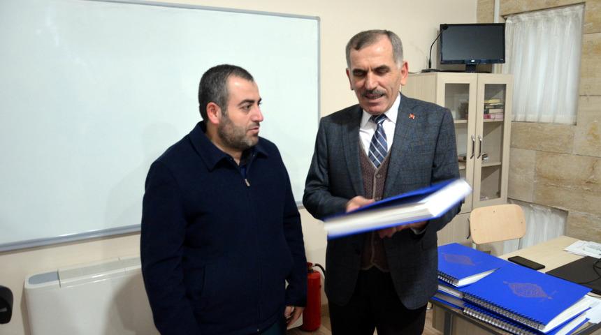 G&ouml;rme engelliye Braille alfabesi ile yazılan Kuran hediyesi