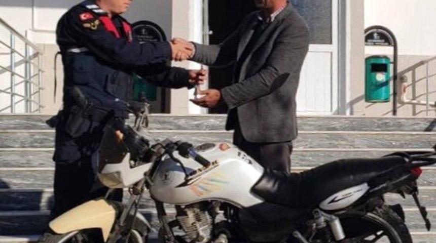 Jandarma &ccedil;alınan motoru sahibine teslim etti