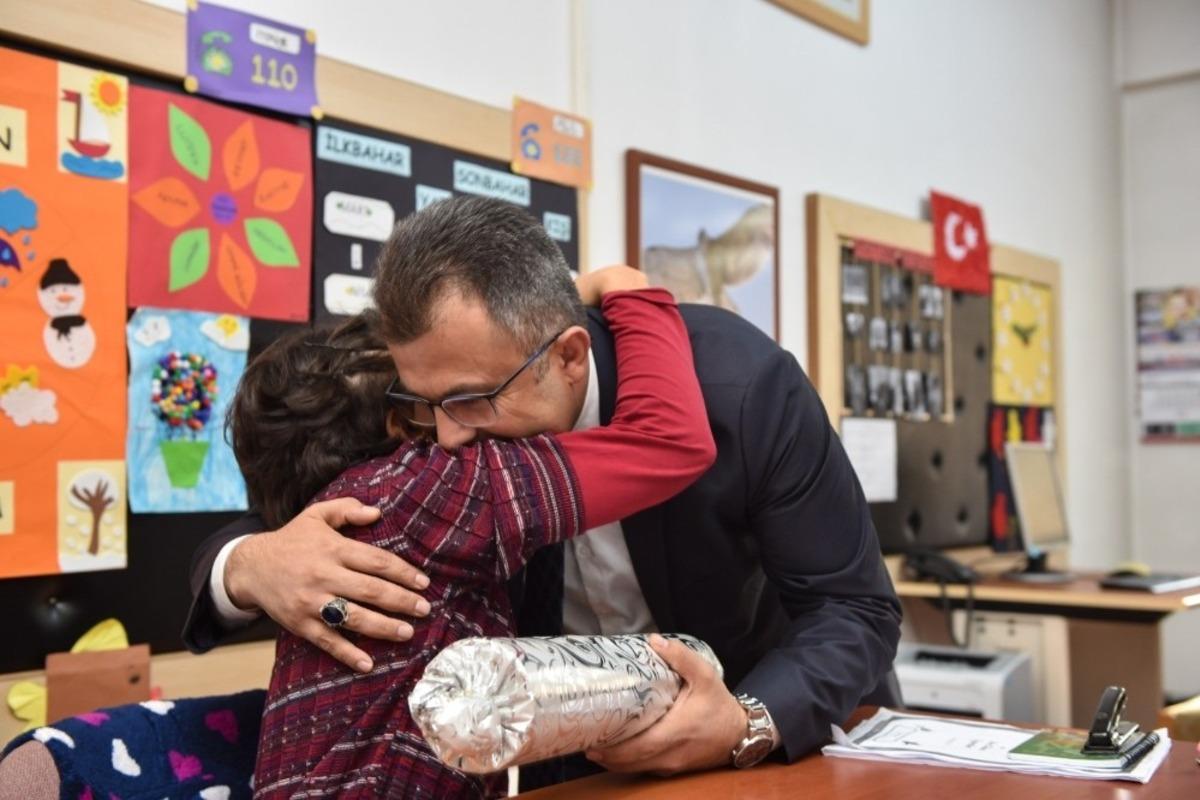 Başkan &Ccedil;atal&rsquo;dan engellilere anlamlı ziyaret