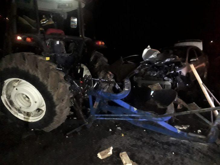 Van'da otomobil ile traktör çarpıştı: 6 yaralı G2