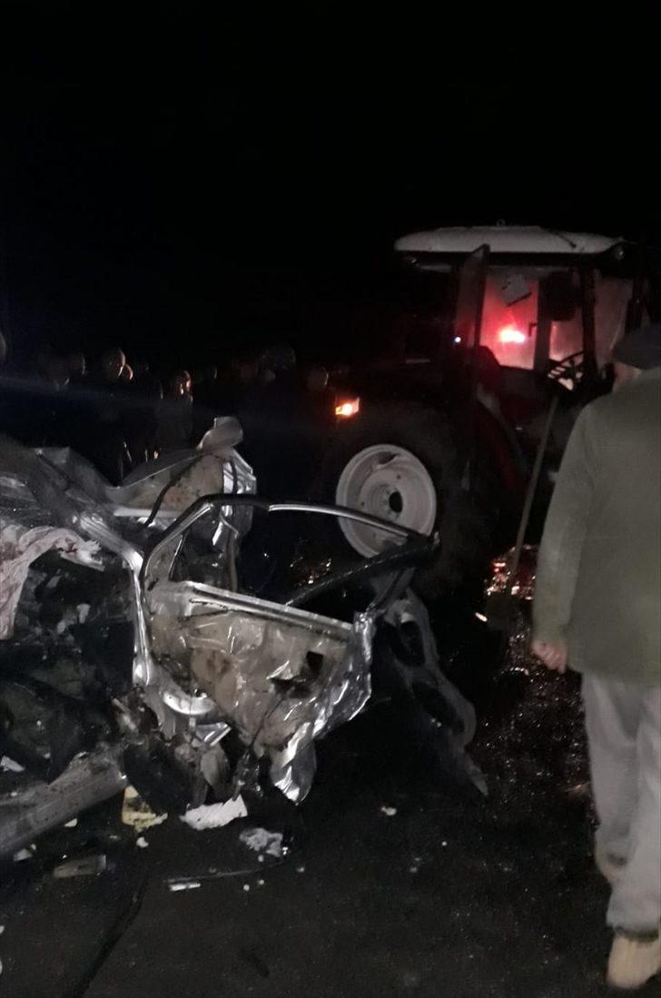 Van'da otomobil ile traktör çarpıştı: 6 yaralı G3