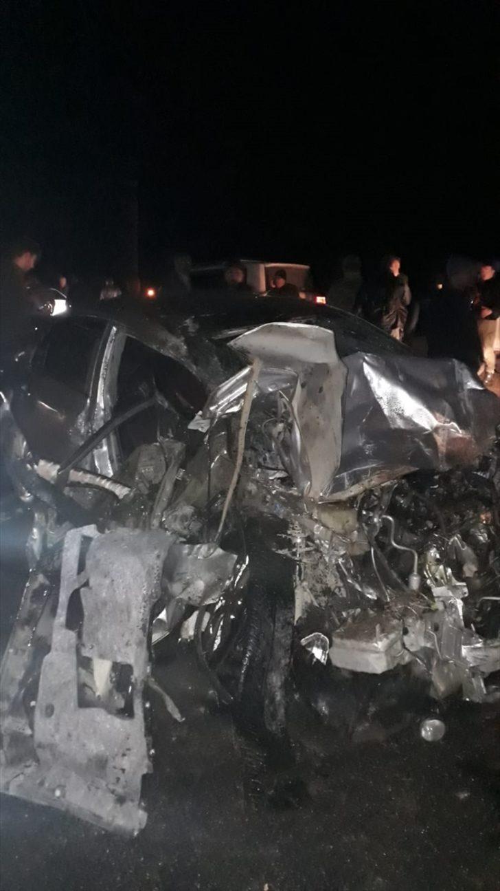 Van'da otomobil ile traktör çarpıştı: 6 yaralı G4
