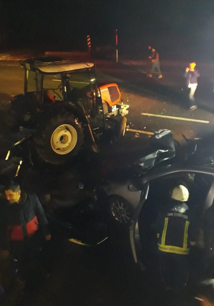Van'da otomobil ile traktör çarpıştı: 6 yaralı G5