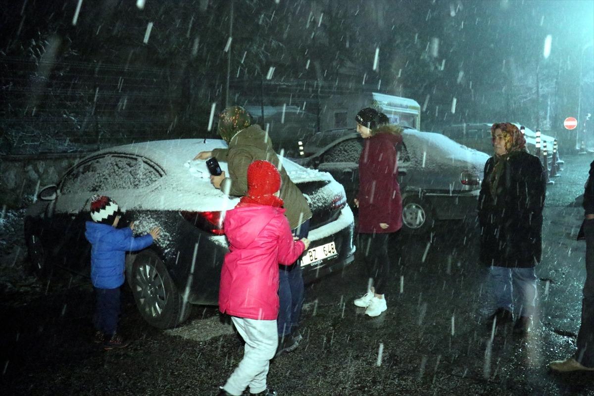 Kırklareli'nin y&uuml;ksek kesimlerinde kar yağışı başladı