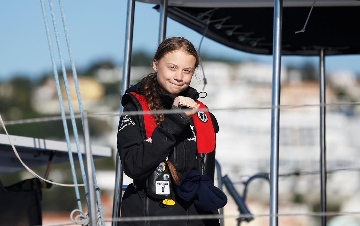 İsve&ccedil;li aktivist Greta Thunberg 3 haftada okyanusu ge&ccedil;erek Lizbon'a ulaştı