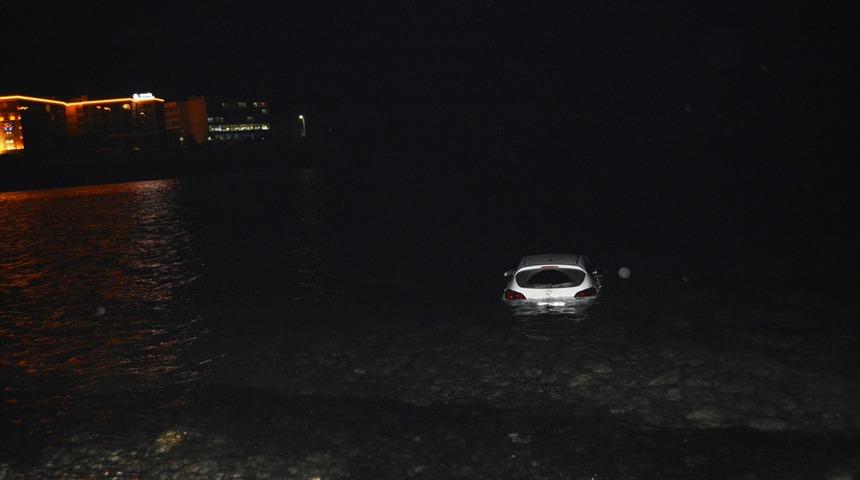 Balık tutanlar fark etti! Aracıyla denize uçtu!