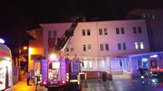 Alaçam Devlet Hastanesi çatısında çıkan yangın söndürüldü