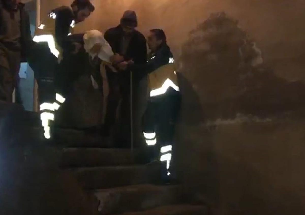 Kar nedeniyle mahsur kalan yaşlı kadın, paletli ambulansla hastaneye ulaştırıldı