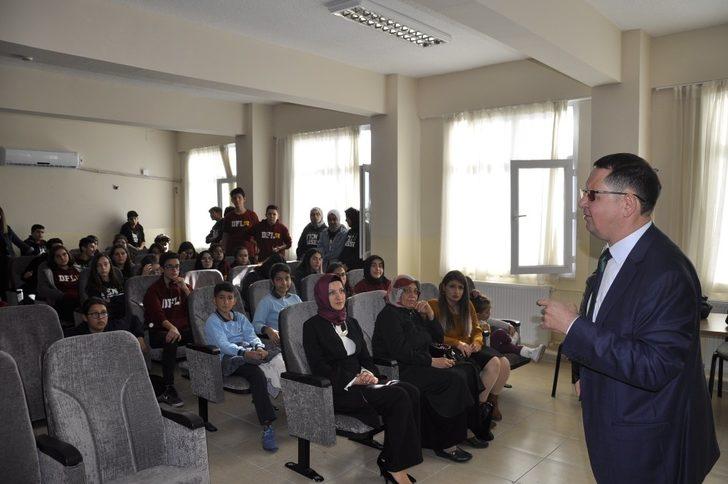 Engelli öğretmen ile öğrenci hayat hikayelerini paylaştı G1