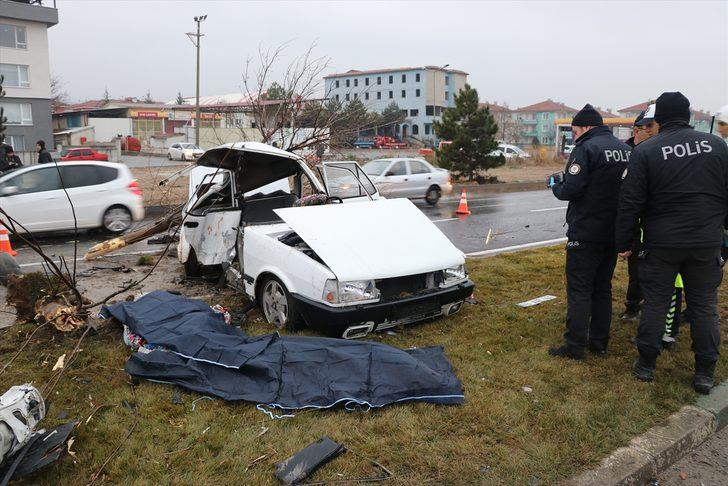 Kütahya'da otomobil refüjdeki ağaca ve direğe çarptı: 2 ölü, 3 yaralı G2