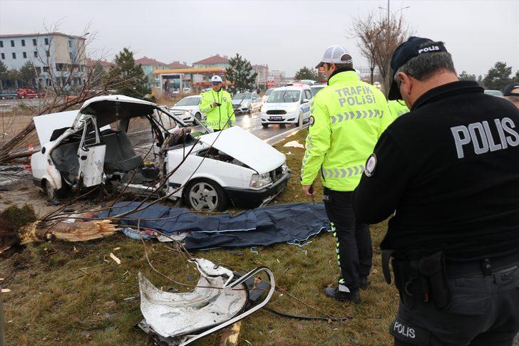 Kütahya'da otomobil refüjdeki ağaca ve direğe çarptı: 2 ölü, 3 yaralı G3
