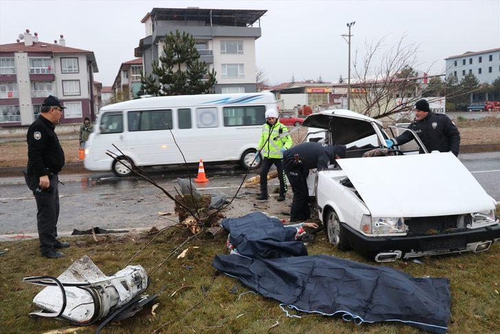 Kütahya'da otomobil refüjdeki ağaca ve direğe çarptı: 2 ölü, 3 yaralı G5
