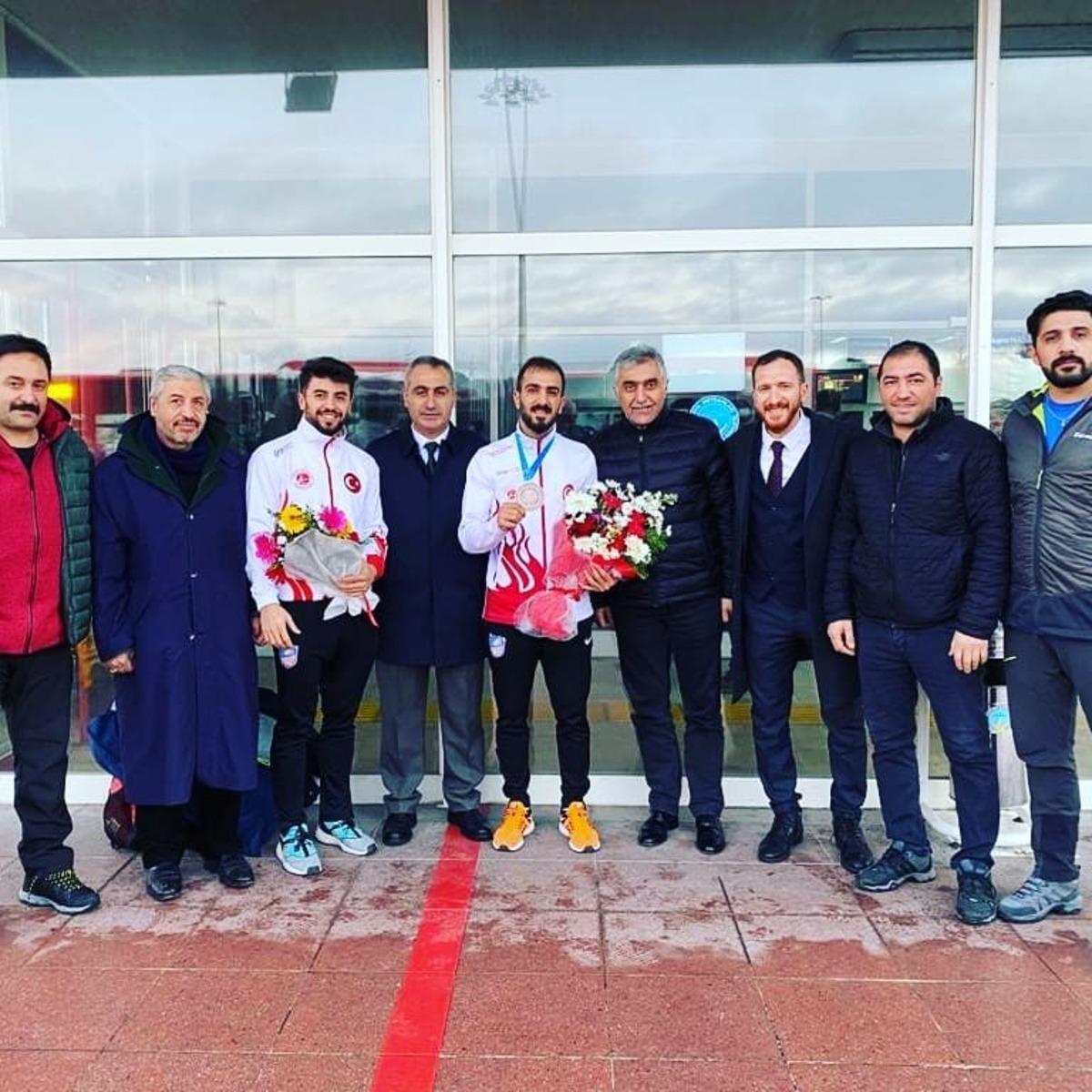 Şampiyon gibi karşılandı