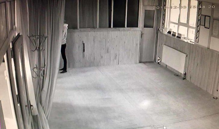 Camide akıllara durgunluk veren olay! Önce namaz kıldı, sonra imamın cep telefonunu çaldı G1