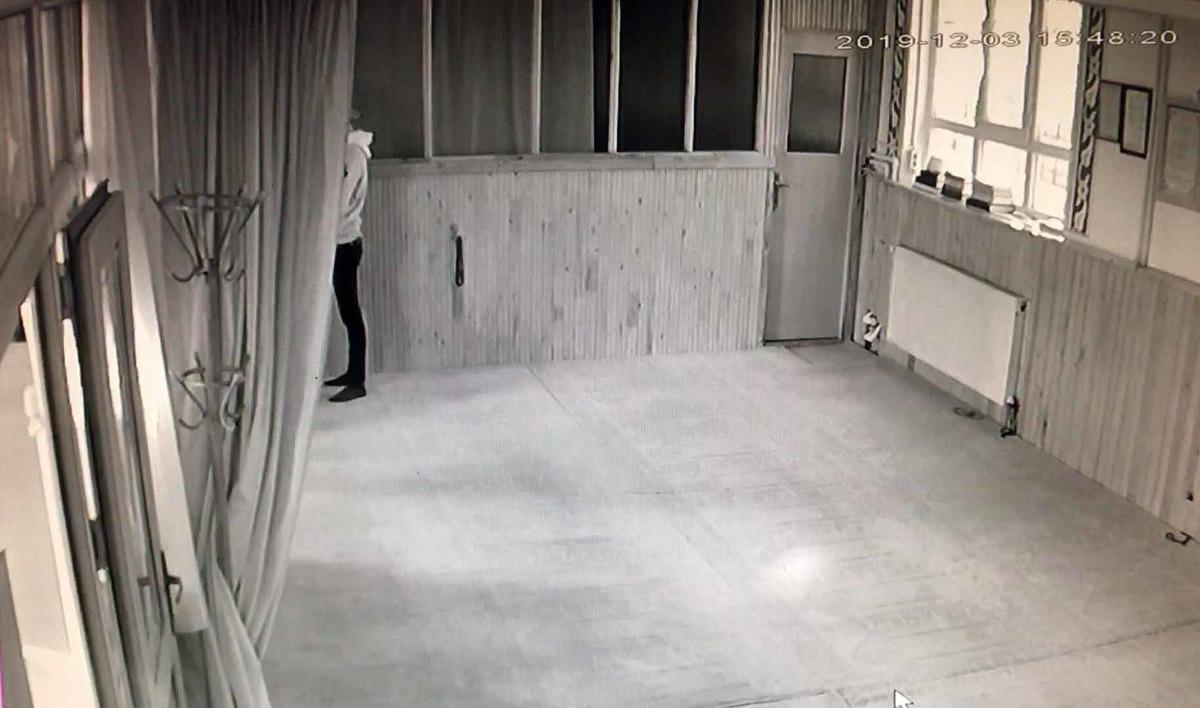Camide akıllara durgunluk veren olay! &Ouml;nce namaz kıldı, sonra imamın cep telefonunu &ccedil;aldı