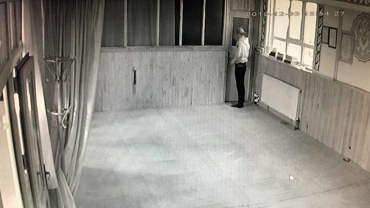 Camide akıllara durgunluk veren olay! Önce namaz kıldı, sonra imamın cep telefonunu çaldı G2