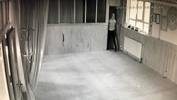 Camide akıllara durgunluk veren olay! Önce namaz kıldı, sonra imamın cep telefonunu çaldı G4