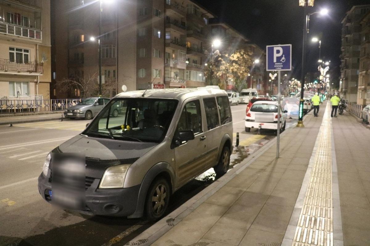 Engelli parkına park edince cezayı yedi