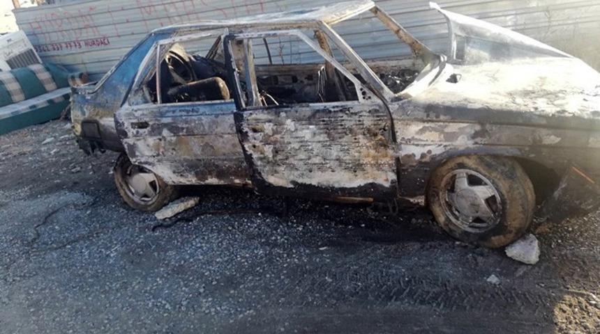 Tosya&rsquo;da park halindeki otomobil alev alev yandı