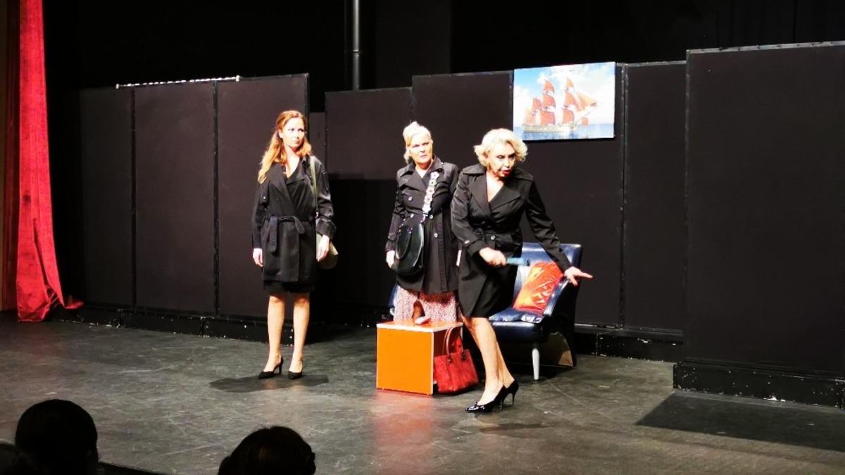 &rsquo;Etekler ve Pantalonlar&rsquo; Marmaris&rsquo;te sahne aldı